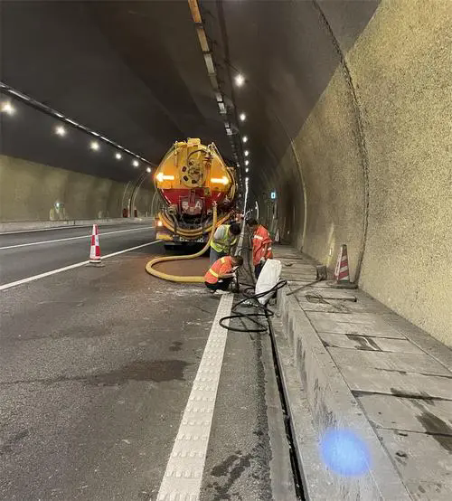 和静隧道排水渠清淤